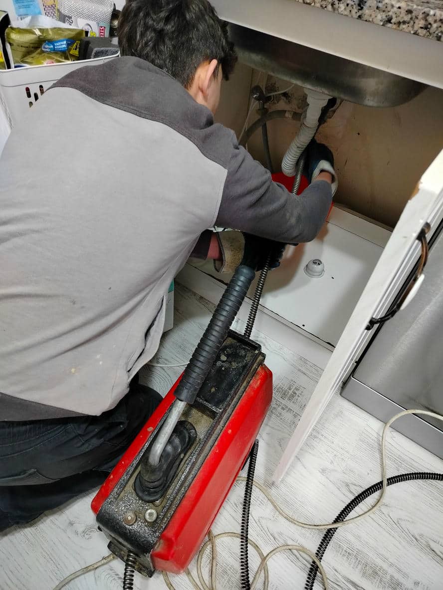 Lavabo gideri açma çalışması