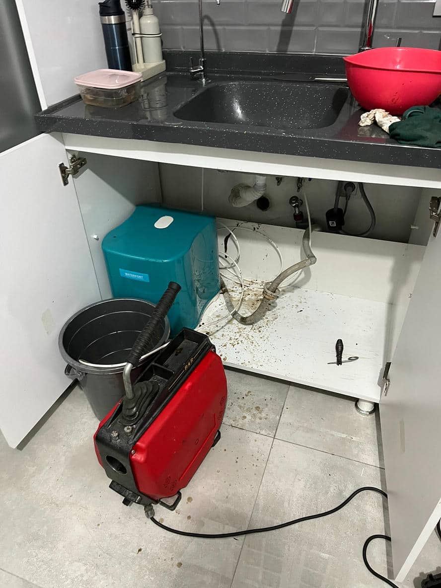 Balkon giderinde çamur birikimi